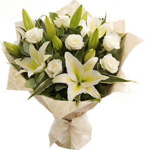  Ankara anneler günü çiçek yolla  3 dal kazablanka ve 7 adet beyaz gül buketi
