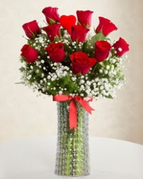 11 Adet kırmızı gül 1 adet kalp çubuk vazoda  Ankara çiçekçi mağazası 