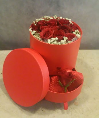 Çekmeceli kutu içerisinde çikolata ve güller  Ankara çiçek satışı 