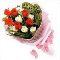 5 kirmizi 5 beyaz güllerden   Ankara online çiçek gönderme sipariş 